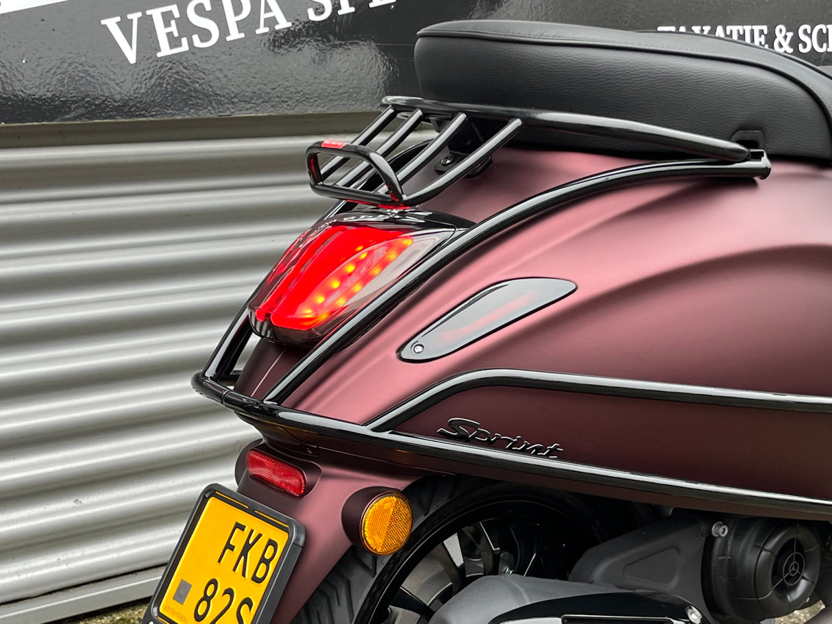 Vespa Sprint Ferrari Dark Opaco Red Brom 2022 5732 km Full-Option 1e eig