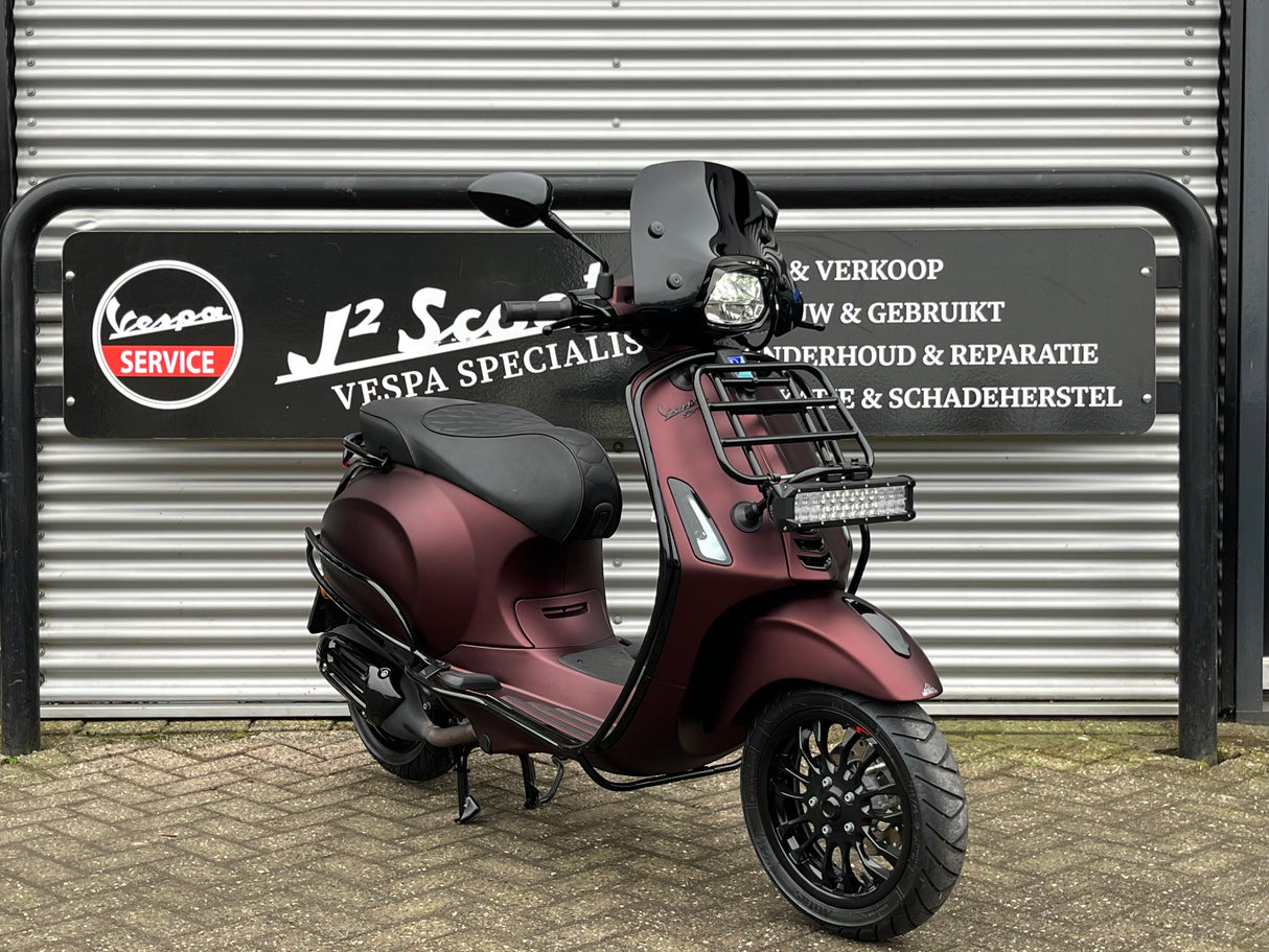 Vespa Sprint Ferrari Dark Opaco Red Brom 2022 5732 km Full-Option 1e eig