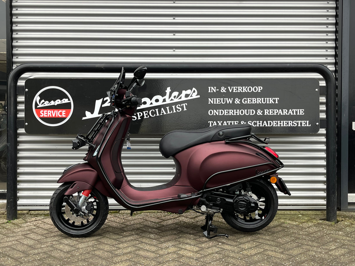 Vespa Sprint Ferrari Dark Opaco Red Brom 2022 5732 km Full-Option 1e eig