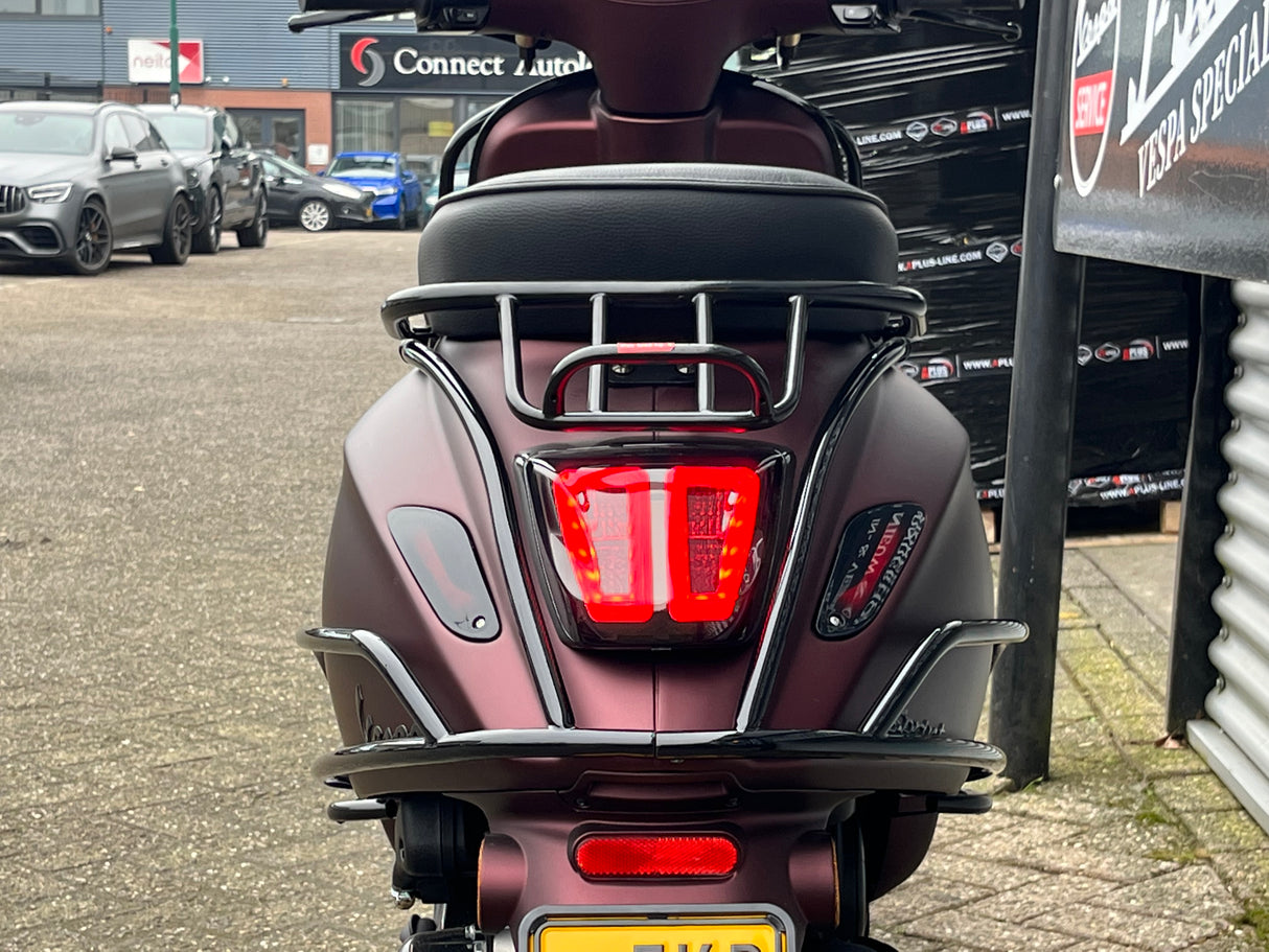 Vespa Sprint Ferrari Dark Opaco Red Brom 2022 5732 km Full-Option 1e eig